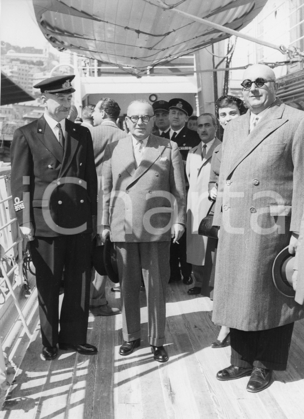 1955 GENOVA Arrivo di ministro greco al porto - Foto 18x24 cm 1955Fotografia vintage rara d'epoca.Timbro archivio Publifoto Genova al verso.FORMATO: 18x24 cm CONDIZIONI: G ICHARTA mette in vendita le stampe vintage della collezione Publifoto Genova, per la maggior parte inedita o in tiratura di pochi esemplari. Si tratta di un'ottima opportunit&agrave; di investimento per i collezionisti di fotografie d'epoca.    originale e autentica 1