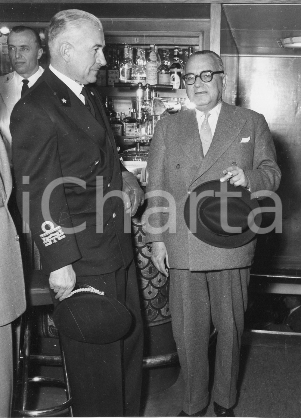 1955 GENOVA Arrivo di un ministro greco - Foto vintage 18x24 cm 1955Fotografia vintage rara d'epoca.Timbro archivio Publifoto Genova al verso.FORMATO: 18x24 cm CONDIZIONI: G (piccoli difetti di stampa)ICHARTA mette in vendita le stampe vintage della collezione Publifoto Genova, per la maggior parte inedita o in tiratura di pochi esemplari. Si tratta di un'ottima opportunit&agrave; di investimento per i collezionisti di fotografie d'epoca.    originale e autentica 1