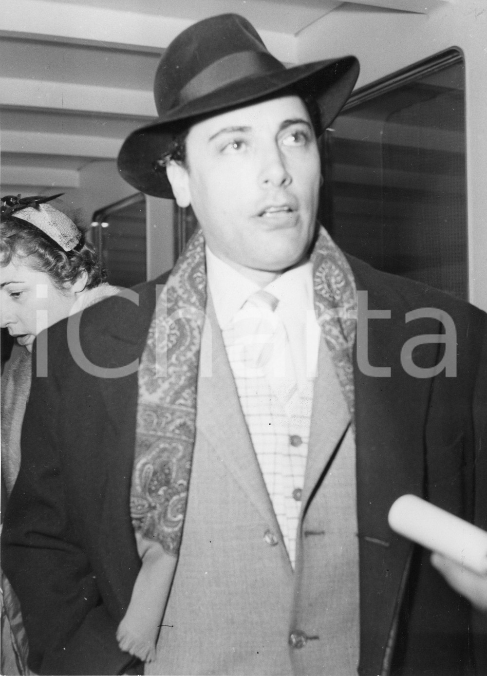 1955 GENOVA Stazione marittima - Tenore Mario DEL MONACO - Foto vintage 18x24 cm 1955Fotografia vintage rara d'epoca.Timbro archivio Publifoto Genova al verso.FORMATO: 18x24 cm CONDIZIONI: G (ma difetti di stampa)ICHARTA mette in vendita le stampe vintage della collezione Publifoto Genova, per la maggior parte inedita o in tiratura di pochi esemplari. Si tratta di un'ottima opportunit&agrave; di investimento per i collezionisti di fotografie d'epoca.    originale e autentica 1