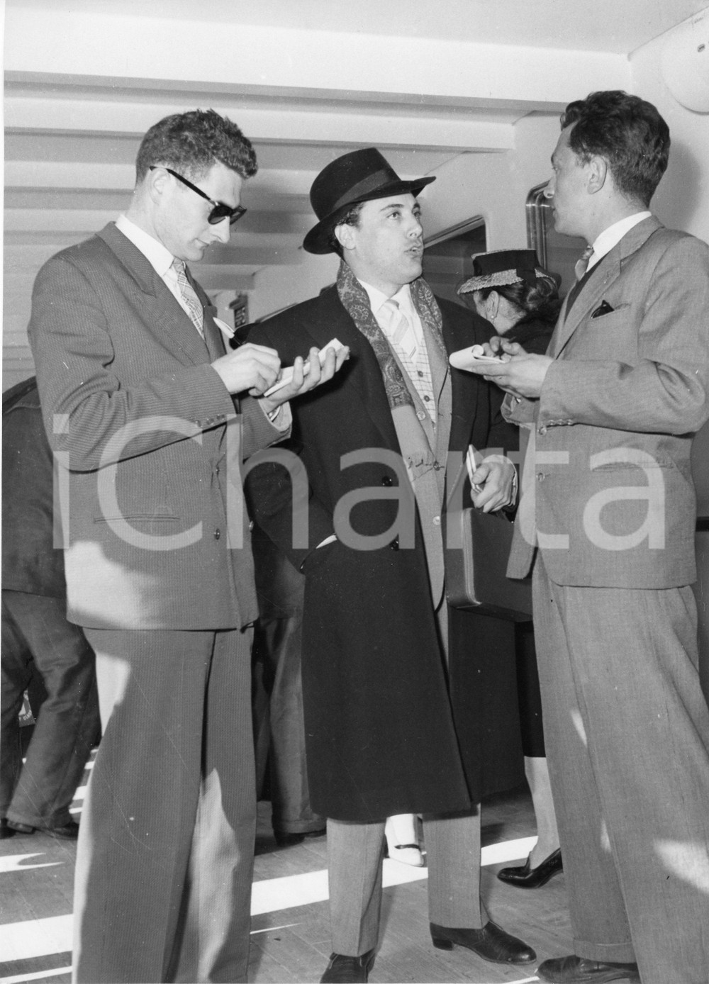 1955 GENOVA Tenore Mario DEL MONACO intervistato dai giornalisti - Foto 18x24 cm 1955Fotografia vintage rara d'epoca.Timbro archivio Publifoto Genova al verso.FORMATO: 18x24 cm CONDIZIONI: FAIR (difetti di stampa)ICHARTA mette in vendita le stampe vintage della collezione Publifoto Genova, per la maggior parte inedita o in tiratura di pochi esemplari. Si tratta di un'ottima opportunit&agrave; di investimento per i collezionisti di fotografie d'epoca.    originale e autentica 1