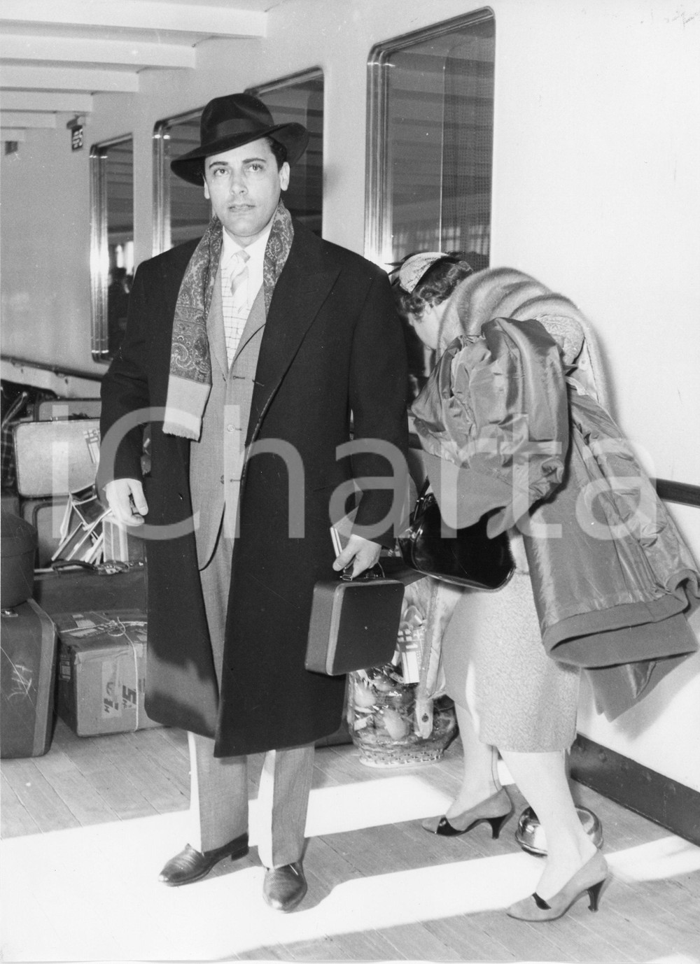 1955 GENOVA Arrivo tenore Mario DEL MONACO alla stazione marittima - Foto 18x24 1955Fotografia vintage rara d'epoca.Timbro archivio Publifoto Genova al verso.FORMATO: 18x24 cm CONDIZIONI: G (minimi difetti di stampa)ICHARTA mette in vendita le stampe vintage della collezione Publifoto Genova, per la maggior parte inedita o in tiratura di pochi esemplari. Si tratta di un'ottima opportunit&agrave; di investimento per i collezionisti di fotografie d'epoca.    originale e autentica 1