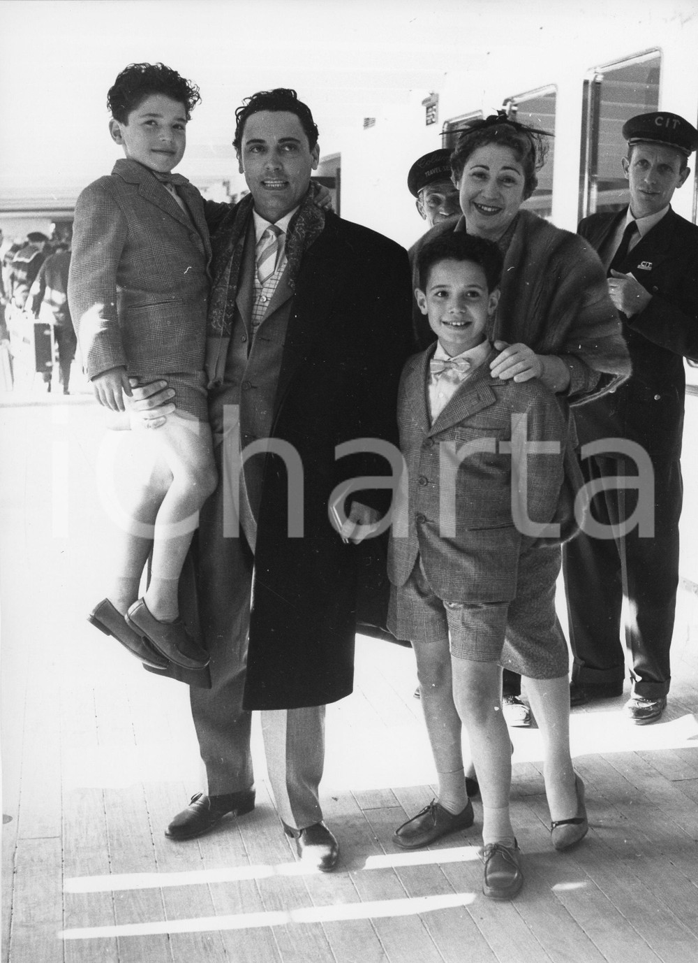 1955 GENOVA Tenore Mario DEL MONACO con la moglie Rina FILIPPINI e i figli *Foto 1955Fotografia vintage rara d'epoca.Timbro archivio Publifoto Genova al verso.FORMATO: 18x24 cm CONDIZIONI: G (minimi difetti di stampa)ICHARTA mette in vendita le stampe vintage della collezione Publifoto Genova, per la maggior parte inedita o in tiratura di pochi esemplari. Si tratta di un'ottima opportunit&agrave; di investimento per i collezionisti di fotografie d'epoca.    originale e autentica 1