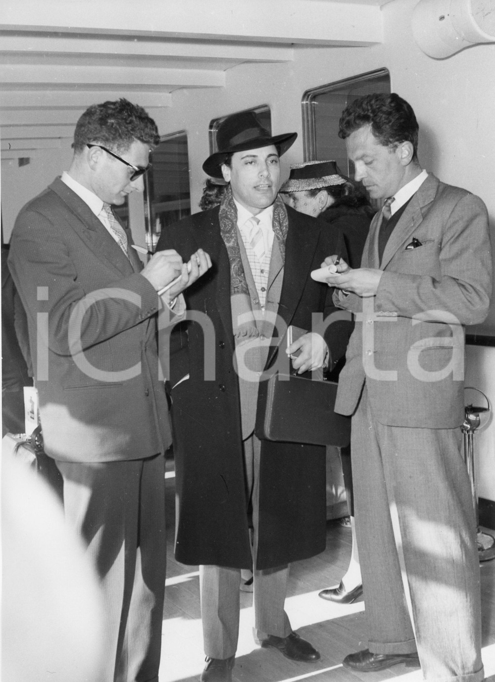 1955 GENOVA Tenore Mario DEL MONACO intervistato dai giornalisti (2) Foto 18x24 1955Fotografia vintage rara d'epoca.Timbro archivio Publifoto Genova al verso.FORMATO: 18x24 cm CONDIZIONI: FAIR (difetti di stampa)ICHARTA mette in vendita le stampe vintage della collezione Publifoto Genova, per la maggior parte inedita o in tiratura di pochi esemplari. Si tratta di un'ottima opportunit&agrave; di investimento per i collezionisti di fotografie d'epoca.    originale e autentica 1