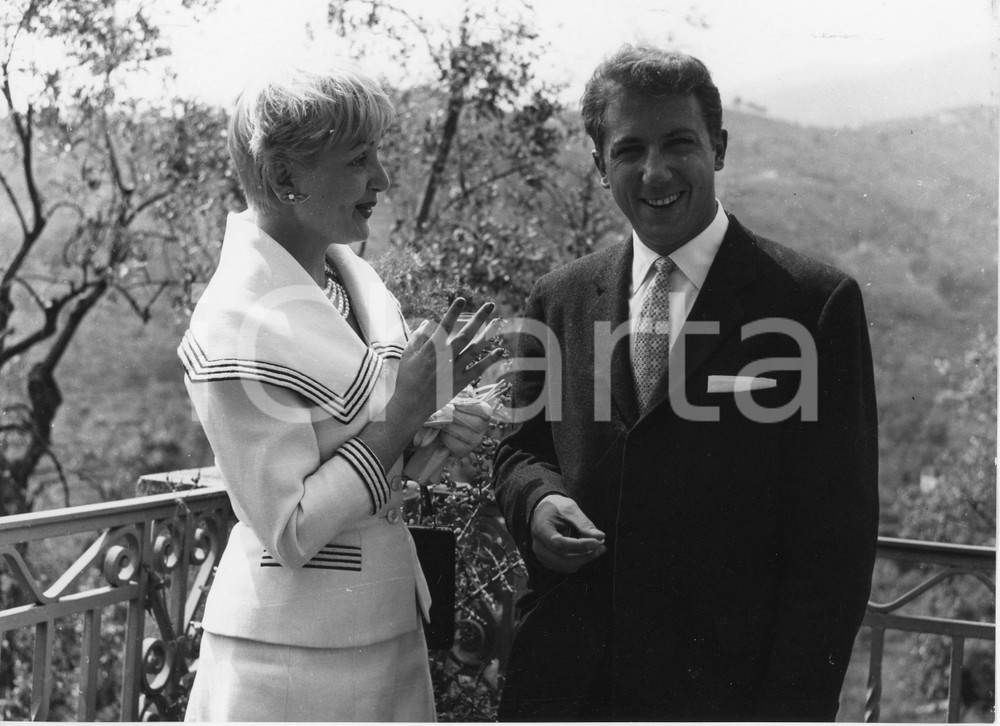 1955 SANREMO Mike BONGIORNO con la valletta Elena GIUSTI - Foto vintage 24x18 cm 1955Fotografia vintage rara d'epoca.Timbro archivio Publifoto Genova al verso.FORMATO: 24x18 cm CONDIZIONI: FAIR (difetti di stampa)ICHARTA mette in vendita le stampe vintage della collezione Publifoto Genova, per la maggior parte inedita o in tiratura di pochi esemplari. Si tratta di un'ottima opportunit&agrave; di investimento per i collezionisti di fotografie d'epoca.    originale e autentica 1