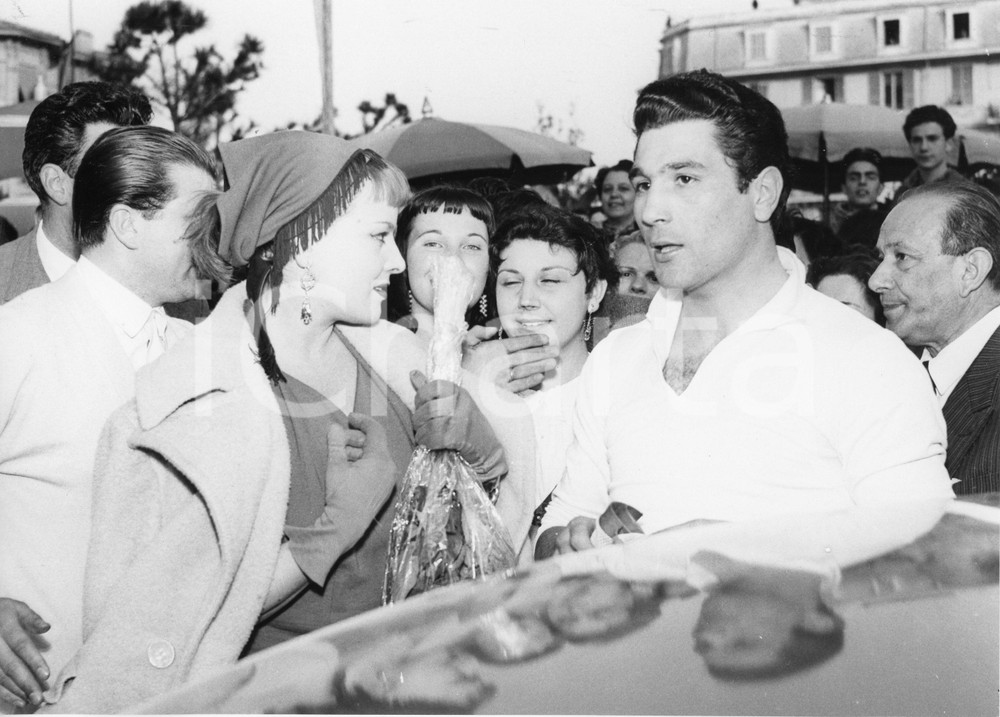 1955 SANREMO Rally del Cinema - Franca MARZI e Franco FESTUCCI all'arrivo - Foto 1955Fotografia vintage rara d'epoca.Timbro archivio Publifoto Genova al verso.FORMATO: 24x18 cm CONDIZIONI: FAIR (lievi ondulature marginali e difetti di stampa)ICHARTA mette in vendita le stampe vintage della collezione Publifoto Genova, per la maggior parte inedita o in tiratura di pochi esemplari. Si tratta di un'ottima opportunit&agrave; di investimento per i collezionisti di fotografie d'epoca.    originale e autentica 1