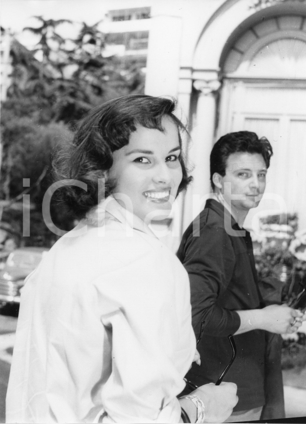 1955 SANREMO Rally del Cinema - Antonella LUALDI e Franco INTERLENGHI all'arrivo 1955Fotografia vintage rara d'epoca.Timbro archivio Publifoto Genova al verso.FORMATO: 18x24 cm CONDIZIONI: FAIR (difetti di stampa)ICHARTA mette in vendita le stampe vintage della collezione Publifoto Genova, per la maggior parte inedita o in tiratura di pochi esemplari. Si tratta di un'ottima opportunit&agrave; di investimento per i collezionisti di fotografie d'epoca.    originale e autentica 1