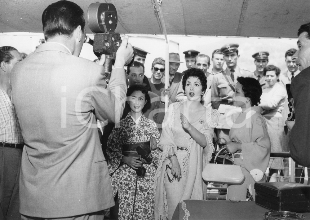 1955 SANREMO Gina LOLLOBRIGIDA ospite di Angelo RIZZOLI sul suo yacht - Foto (1) 1955Fotografia vintage rara d'epoca.Timbro archivio Publifoto Genova al verso.FORMATO: 24x18 cm CONDIZIONI: FAIR (margine inferiore lievemente rifilato)ICHARTA mette in vendita le stampe vintage della collezione Publifoto Genova, per la maggior parte inedita o in tiratura di pochi esemplari. Si tratta di un'ottima opportunit&agrave; di investimento per i collezionisti di fotografie d'epoca.    originale e autentica 1