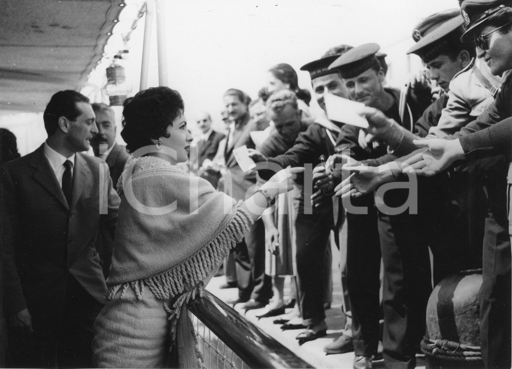 1955 SANREMO Gina LOLLOBRIGIDA firma autografi sullo yacht di Rizzoli - Foto 1955Fotografia vintage rara d'epoca, scattata al termine del Rally del Cinema sullo yacht di Angelo Rizzoli.Timbro archivio Publifoto Genova al verso.FORMATO: 24x18 cm CONDIZIONI: FAIR (difetti di stampa)ICHARTA mette in vendita le stampe vintage della collezione Publifoto Genova, per la maggior parte inedita o in tiratura di pochi esemplari. Si tratta di un'ottima opportunit&agrave; di investimento per i collezionisti di fotografie d'epoca.    originale e autentica 1