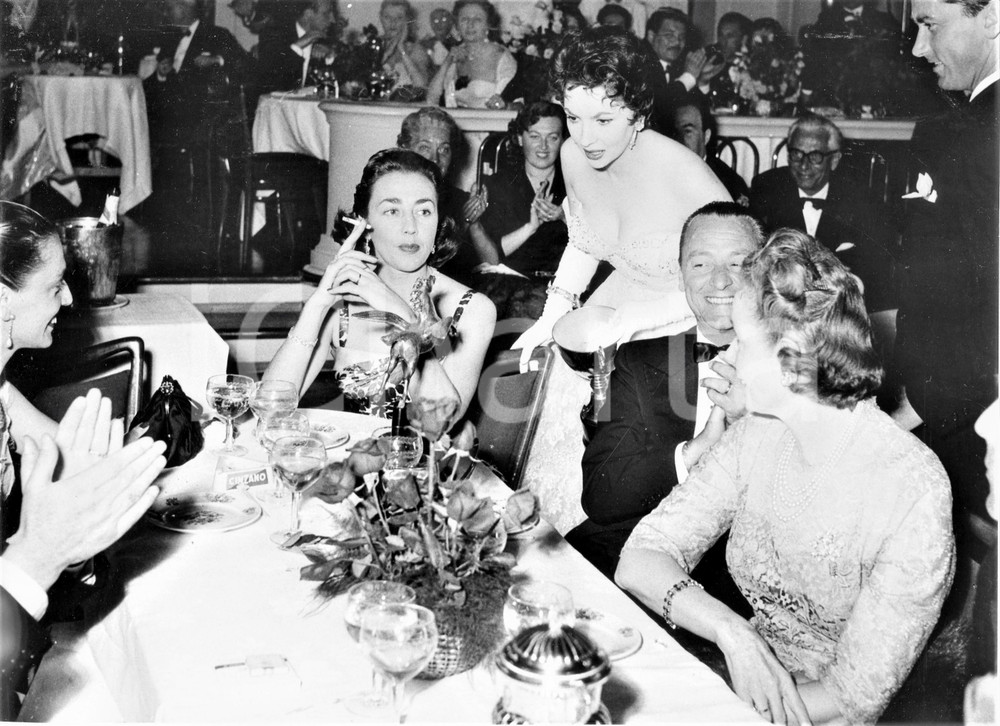 1955 SANREMO Rally del Cinema - Gina LOLLOBRIGIDA alla cena di gala - Foto 24x18 1955Fotografia vintage rara d'epoca.Timbro archivio Publifoto Genova al verso.FORMATO: 24x18 cm CONDIZIONI: GICHARTA mette in vendita le stampe vintage della collezione Publifoto Genova, per la maggior parte inedita o in tiratura di pochi esemplari. Si tratta di un'ottima opportunit&agrave; di investimento per i collezionisti di fotografie d'epoca.    originale e autentica 1