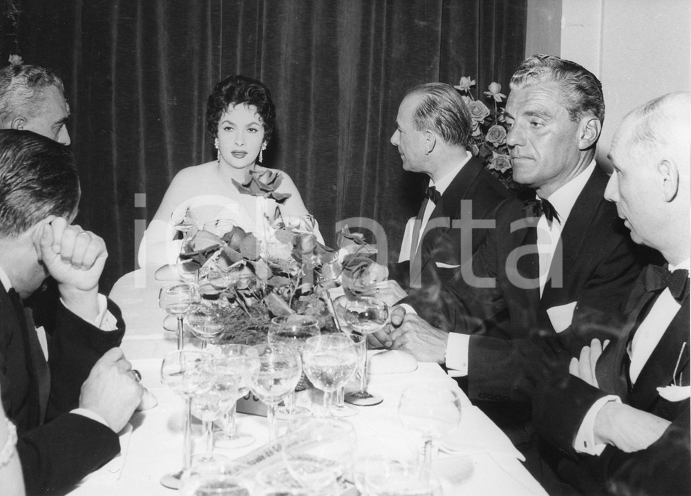 1955 SANREMO Rally del Cinema - Gina LOLLOBRIGIDA alla cena di gala (2) Foto 24x18 1955Fotografia vintage rara d'epoca.Timbro archivio Publifoto Genova al verso.FORMATO: 24x18 cm CONDIZIONI: GICHARTA mette in vendita le stampe vintage della collezione Publifoto Genova, per la maggior parte inedita o in tiratura di pochi esemplari. Si tratta di un'ottima opportunit&agrave; di investimento per i collezionisti di fotografie d'epoca.    originale e autentica 1