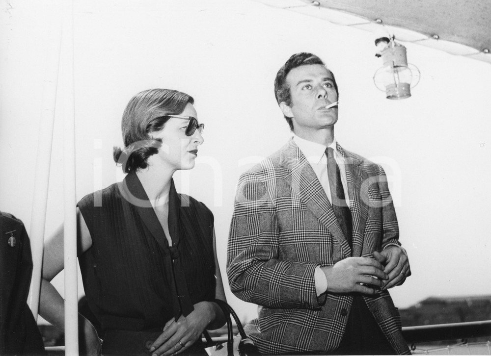 1955 SANREMO Massimo SERATO ospite di Angelo RIZZOLI sul suo yacht - Foto 24x18 1955Fotografia vintage rara d'epoca.Timbro archivio Publifoto Genova al verso.FORMATO: 24x18 cm CONDIZIONI: GICHARTA mette in vendita le stampe vintage della collezione Publifoto Genova, per la maggior parte inedita o in tiratura di pochi esemplari. Si tratta di un'ottima opportunit&agrave; di investimento per i collezionisti di fotografie d'epoca.    originale e autentica 1