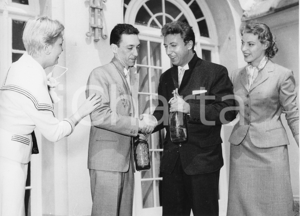 1955 SANREMO Mike BONGIORNO e Fiorenzo FIORENTINI dopo il duello - Foto 24x18 1955Fotografia vintage rara d'epoca.Sonto presenti anche Elena Giusti e Cristna Fanton.Timbro archivio Publifoto Genova al verso.FORMATO: 24x18 cm CONDIZIONI: G (minimi difetti di stampa)ICHARTA mette in vendita le stampe vintage della collezione Publifoto Genova, per la maggior parte inedita o in tiratura di pochi esemplari. Si tratta di un'ottima opportunit&agrave; di investimento per i collezionisti di fotografie d'epoca.    originale e autentica 1