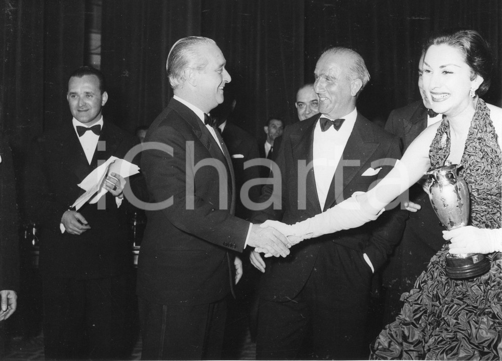1955 SANREMO Rally del Cinema - Premiazione Maner LUALDI Maria FRAU - Foto 1955Fotografia vintage rara d'epoca.Timbro archivio Publifoto Genova al verso.FORMATO: 24x18 cm CONDIZIONI: GICHARTA mette in vendita le stampe vintage della collezione Publifoto Genova, per la maggior parte inedita o in tiratura di pochi esemplari. Si tratta di un'ottima opportunit&agrave; di investimento per i collezionisti di fotografie d'epoca.    originale e autentica 1