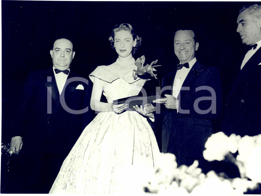 1955 SANREMO Rally del Cinema - Premiazione dei partecipanti - Foto 24x18 cm 1955Fotografia vintage rara d'epoca.Timbro archivio Publifoto Genova al verso.FORMATO: 24x18 cm CONDIZIONI: GICHARTA mette in vendita le stampe vintage della collezione Publifoto Genova, per la maggior parte inedita o in tiratura di pochi esemplari. Si tratta di un'ottima opportunit&agrave; di investimento per i collezionisti di fotografie d'epoca.    originale e autentica 1