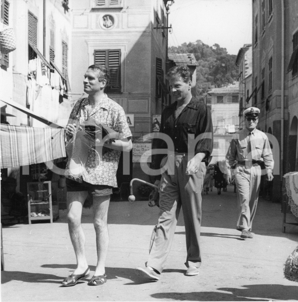 1954 PORTOFINO Attore Laurence OLIVIER a passeggio - Foto vintage 18x18 cm 1954Fotografia vintage rara d'epoca.Timbro archivio Publifoto Genova al verso.FORMATO: 24x18 cm CONDIZIONI: G (ma minima mancanza di pellicola al lato sinistro e lievi difetti di stampa)ICHARTA mette in vendita le stampe vintage della collezione Publifoto Genova, per la maggior parte inedita o in tiratura di pochi esemplari. Si tratta di un'ottima opportunit&agrave; di investimento per i collezionisti di fotografie d'epoca.    originale e autentica 1