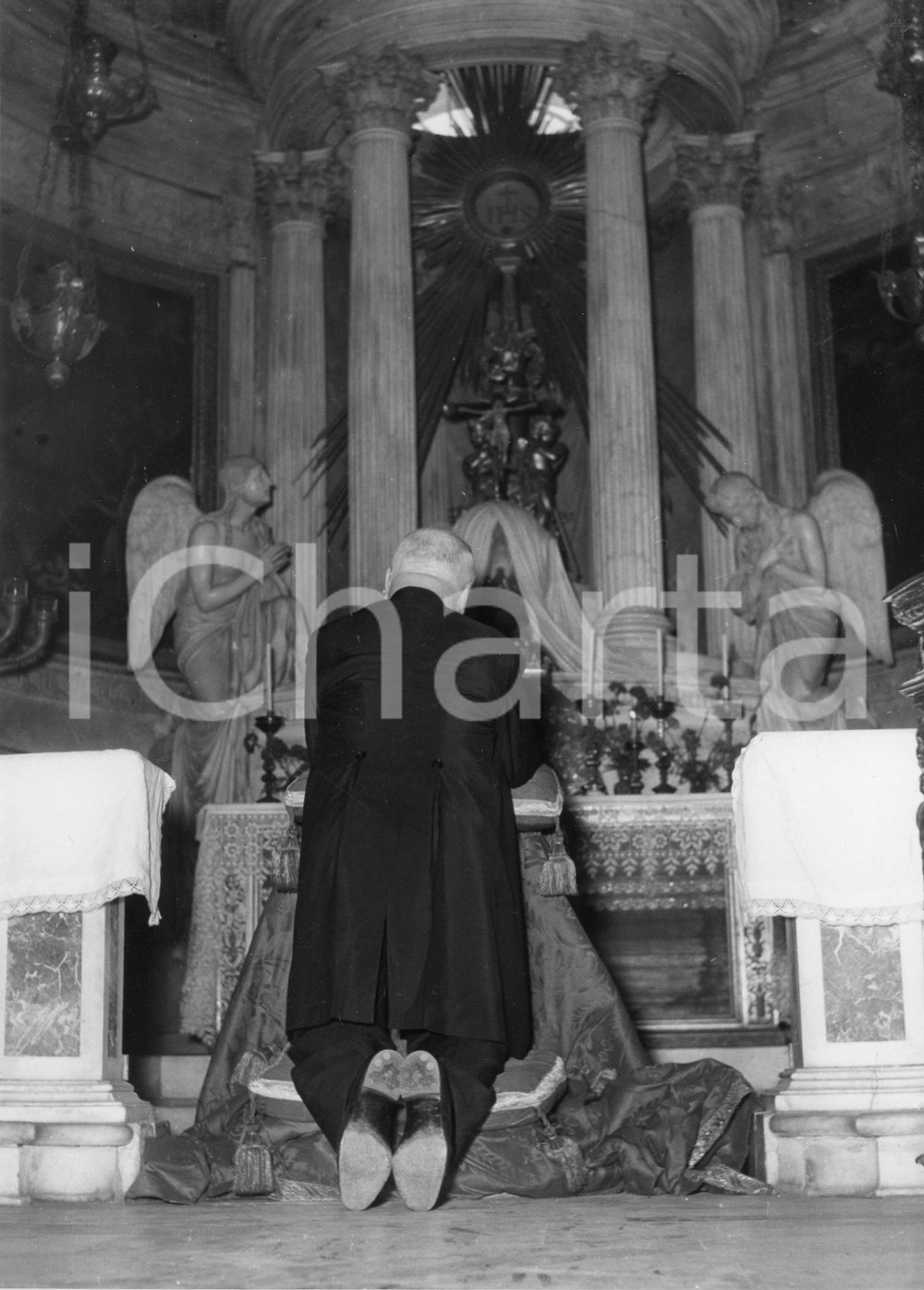 1954 GENOVA Cardinale Francis Joseph SPELLMAN in preghiera (2) Foto 18x24 cm 1954Fotografia vintage rara d'epoca.Timbro archivio Publifoto Genova al verso.FORMATO: 18x24 cm CONDIZIONI: GICHARTA mette in vendita le stampe vintage della collezione Publifoto Genova, per la maggior parte inedita o in tiratura di pochi esemplari. Si tratta di un'ottima opportunit&agrave; di investimento per i collezionisti di fotografie d'epoca.    originale e autentica 1