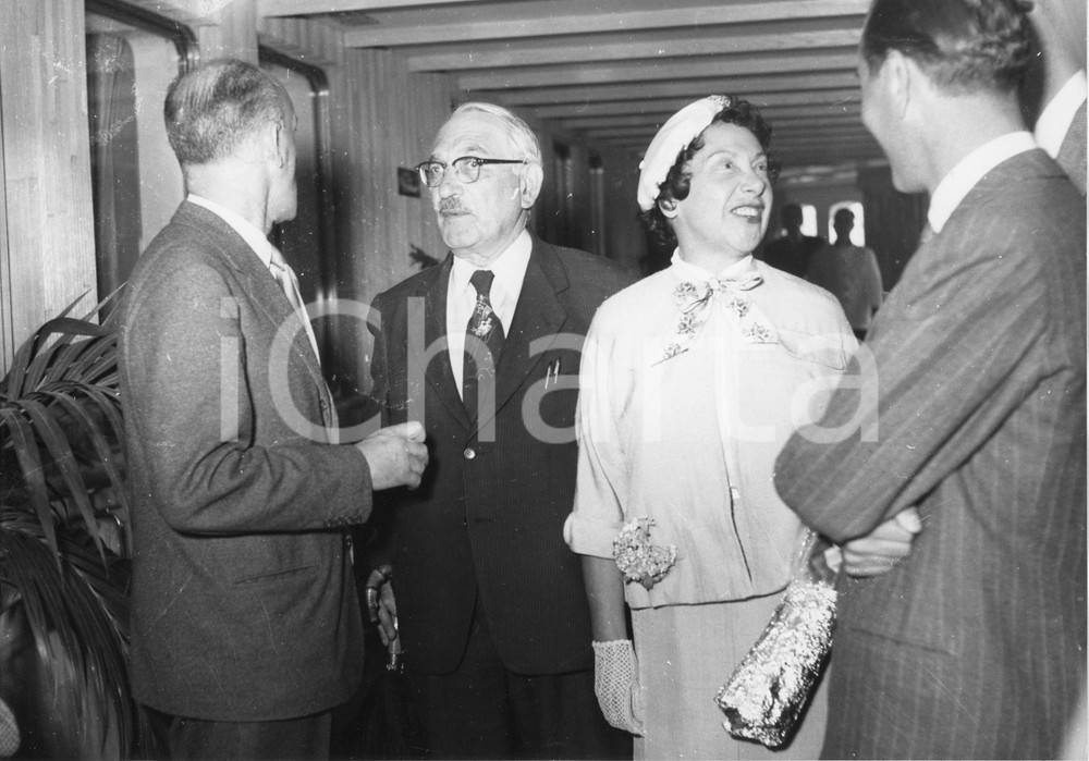1954 GENOVA Arrivo prof. Selman WAKSMAN Premio Nobel medicina (2) Foto 24x18 1954Fotografia vintage rara d'epoca.Timbro archivio Publifoto Genova al verso.FORMATO: 24x18 cm CONDIZIONI: G (ma piccoli difetti di stampa)ICHARTA mette in vendita le stampe vintage della collezione Publifoto Genova, per la maggior parte inedita o in tiratura di pochi esemplari. Si tratta di un'ottima opportunit&agrave; di investimento per i collezionisti di fotografie d'epoca.    originale e autentica 1