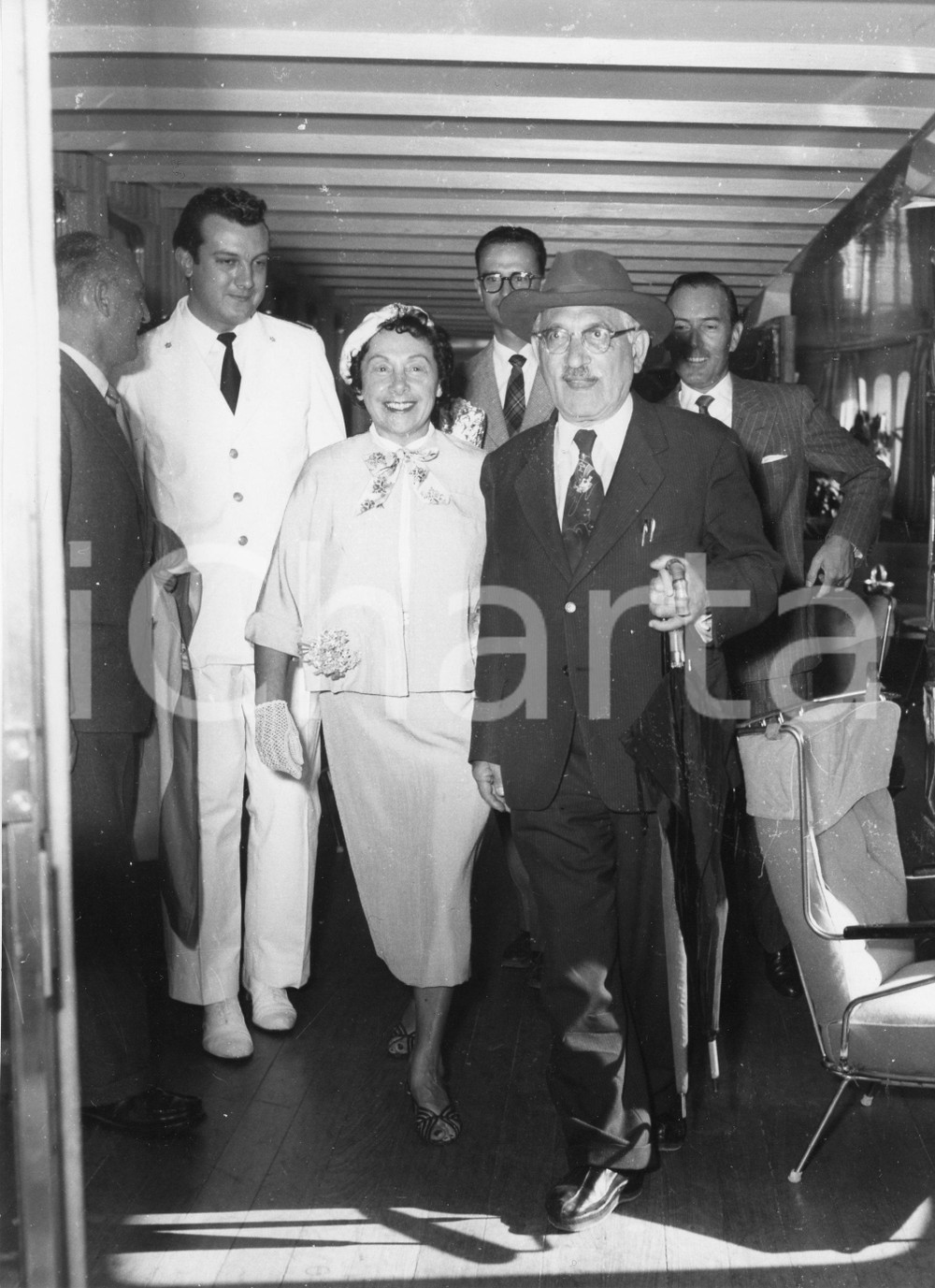 1954 GENOVA Arrivo prof. Selman WAKSMAN Premio Nobel medicina (3) Foto 18x24 1954Fotografia vintage rara d'epoca.Timbro archivio Publifoto Genova al verso.FORMATO: 18x24 cm CONDIZIONI: FAIR (increspature marginali e piccoli difetti di stampa)ICHARTA mette in vendita le stampe vintage della collezione Publifoto Genova, per la maggior parte inedita o in tiratura di pochi esemplari. Si tratta di un'ottima opportunit&agrave; di investimento per i collezionisti di fotografie d'epoca.    originale e autentica 1