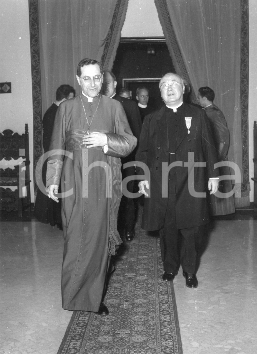 1954 GENOVA Cardinali Giuseppe SIRI e Francis Joseph SPELLMAN - Foto 18x24 cm 1954Fotografia vintage rara d'epoca.Timbro archivio Publifoto Genova al verso.FORMATO: 18x24 cm CONDIZIONI: G (ma minimi difetti di stampa)ICHARTA mette in vendita le stampe vintage della collezione Publifoto Genova, per la maggior parte inedita o in tiratura di pochi esemplari. Si tratta di un'ottima opportunit&agrave; di investimento per i collezionisti di fotografie d'epoca.    originale e autentica 1