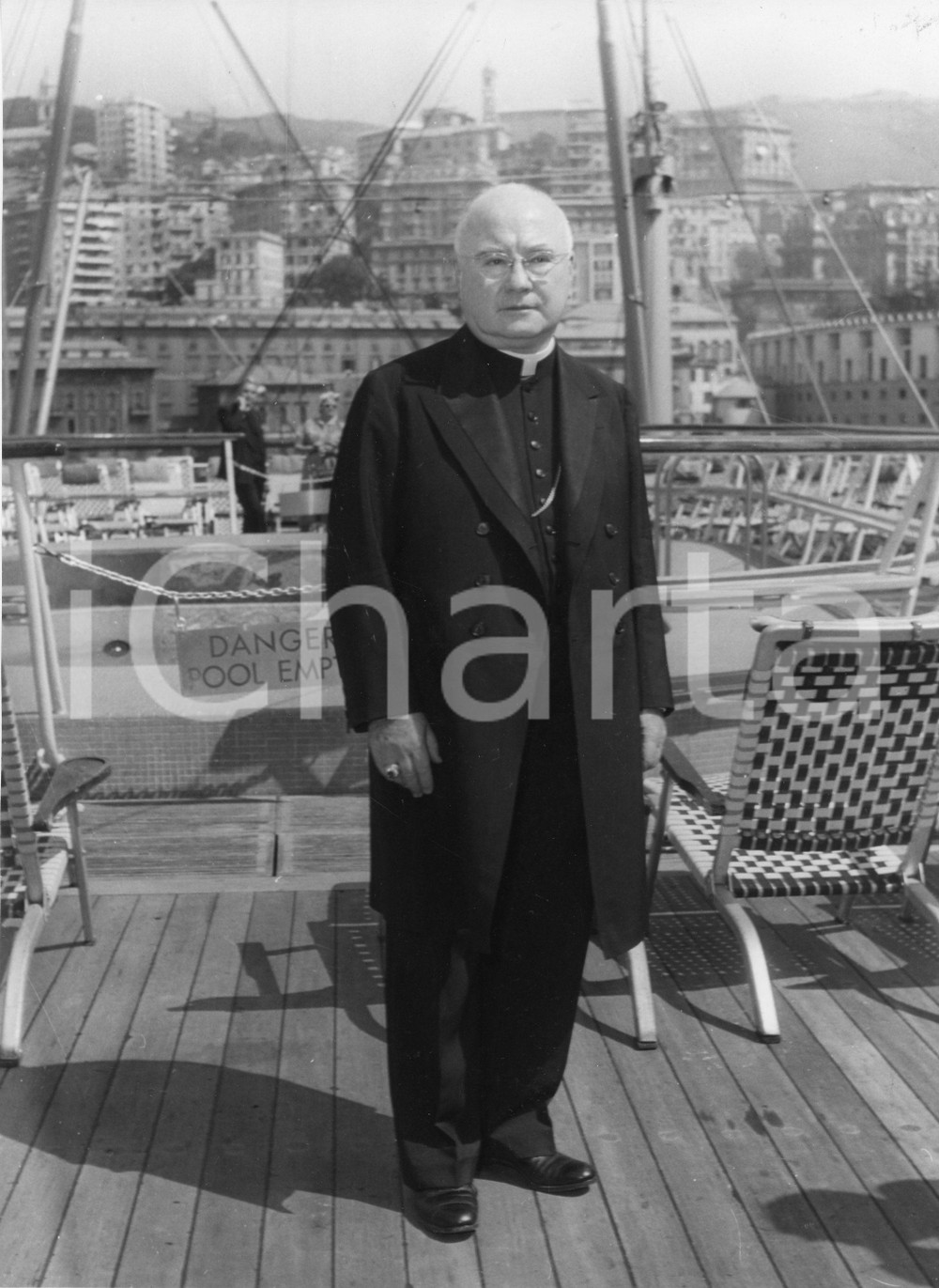 1954 GENOVA Arrivo del cardinale Francis Joseph SPELLMAN - Foto 18x24 cm 1954Fotografia vintage rara d'epoca.Timbro archivio Publifoto Genova al verso.FORMATO: 18x24 cm CONDIZIONI: GICHARTA mette in vendita le stampe vintage della collezione Publifoto Genova, per la maggior parte inedita o in tiratura di pochi esemplari. Si tratta di un'ottima opportunit&agrave; di investimento per i collezionisti di fotografie d'epoca.    originale e autentica 1