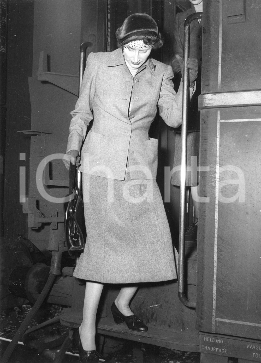 1954 GENOVA Arrivo principessa Ingredi di Danimarca - Foto 18x24 cm 1954Fotografia vintage rara d'epoca.Timbro archivio Publifoto Genova al verso.FORMATO: 18x24 cm CONDIZIONI: G (minime increspature e difetti di stampa)ICHARTA mette in vendita le stampe vintage della collezione Publifoto Genova, per la maggior parte inedita o in tiratura di pochi esemplari. Si tratta di un'ottima opportunit&agrave; di investimento per i collezionisti di fotografie d'epoca.    originale e autentica 1