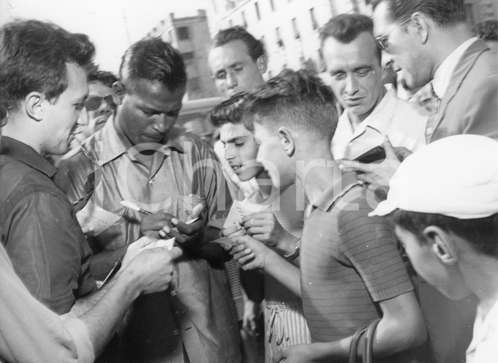 1954 GENOVA BOXE Sugar Ray ROBINSON firma autografi al suo arrivo - Foto 24x18 1954Fotografia vintage rara d'epoca.Timbro archivio Publifoto Genova al verso.FORMATO: 24x18 cm CONDIZIONI: G (minimi difetti di stampa)ICHARTA mette in vendita le stampe vintage della collezione Publifoto Genova, per la maggior parte inedita o in tiratura di pochi esemplari. Si tratta di un'ottima opportunit&agrave; di investimento per i collezionisti di fotografie d'epoca.    originale e autentica 1