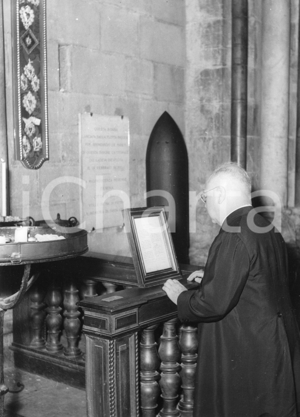 1954 GENOVA Il cardinale Francis Joseph SPELLMAN in preghiera - Foto 18x24 cm 1954Fotografia vintage rara d'epoca.Timbro archivio Publifoto Genova al verso.FORMATO: 18x24 cm CONDIZIONI: GICHARTA mette in vendita le stampe vintage della collezione Publifoto Genova, per la maggior parte inedita o in tiratura di pochi esemplari. Si tratta di un'ottima opportunit&agrave; di investimento per i collezionisti di fotografie d'epoca.    originale e autentica 1