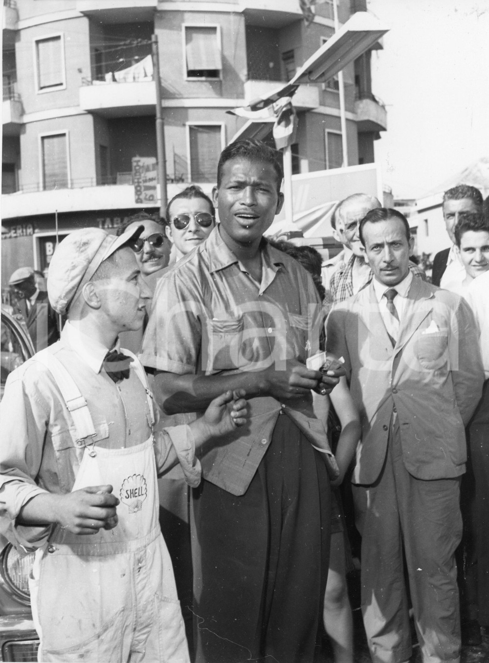1954 GENOVA BOXE Arrivo Sugar Ray ROBINSON ex campione mondiale - Foto 18x24 cm 1954Fotografia vintage rara d'epoca.Timbro archivio Publifoto Genova al verso.FORMATO: 18x248 cm CONDIZIONI: G (minimi difetti di stampa; lieve increspatura marginale)ICHARTA mette in vendita le stampe vintage della collezione Publifoto Genova, per la maggior parte inedita o in tiratura di pochi esemplari. Si tratta di un'ottima opportunit&agrave; di investimento per i collezionisti di fotografie d'epoca.    originale e autentica 1