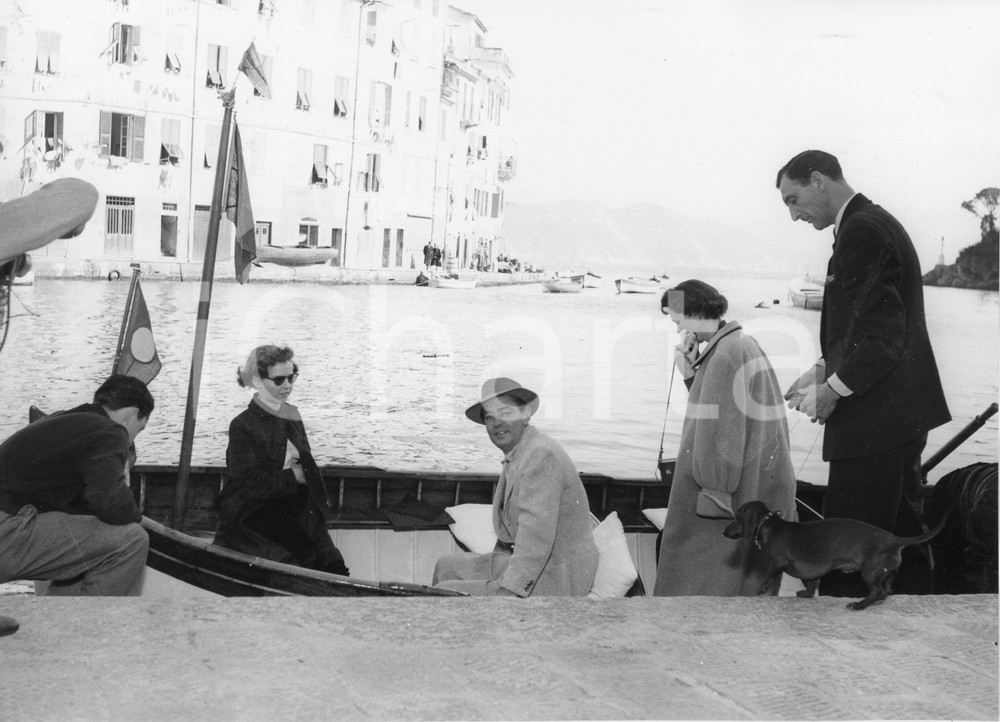 1954 PORTOFINO Arrivo attore Alan LADD con la famiglia (1) - Foto 24x18 cm 1954Fotografia vintage rara d'epoca.Timbro archivio Publifoto Genova al verso.FORMATO: 24x18 cm CONDIZIONI: FAIR (increspature al lato destro e lievi difetti di stampa)ICHARTA mette in vendita le stampe vintage della collezione Publifoto Genova, per la maggior parte inedita o in tiratura di pochi esemplari. Si tratta di un'ottima opportunit&agrave; di investimento per i collezionisti di fotografie d'epoca.    originale e autentica 1