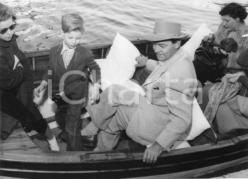 1954 PORTOFINO Arrivo attore Alan LADD con la famiglia (2) - Foto 24x18 cm 1954Fotografia vintage rara d'epoca.Timbro archivio Publifoto Genova al verso.FORMATO: 24x18 cm CONDIZIONI: FAIR (increspature al lato destro e lievi difetti di stampa)ICHARTA mette in vendita le stampe vintage della collezione Publifoto Genova, per la maggior parte inedita o in tiratura di pochi esemplari. Si tratta di un'ottima opportunit&agrave; di investimento per i collezionisti di fotografie d'epoca.    originale e autentica 1