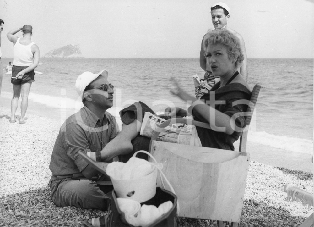 1953 SPOTORNO Alberto LATTUADA Martine CAROL sul set del film "La spiaggia" Foto 1953Fotografia vintage rara d'epoca.Timbro archivio Publifoto Genova al verso.FORMATO: 24x18 cm CONDIZIONI: FAIR (increspature al lato destro e lievi difetti di stampa)ICHARTA mette in vendita le stampe vintage della collezione Publifoto Genova, per la maggior parte inedita o in tiratura di pochi esemplari. Si tratta di un'ottima opportunit&agrave; di investimento per i collezionisti di fotografie d'epoca.    originale e autentica 1