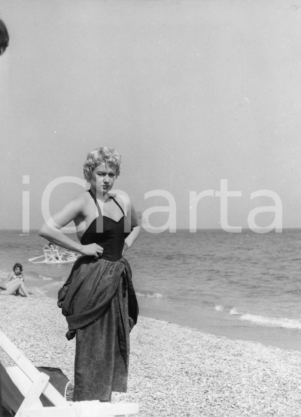 1953 SPOTORNO Attrice Martine CAROL sul set del film "La spiaggia" - Foto RARA 1953Fotografia vintage rara d'epoca.Timbro archivio Publifoto Genova al verso.FORMATO: 18x24 cm CONDIZIONI: FAIR (increspature al lato superiore e lievi difetti di stampa)ICHARTA mette in vendita le stampe vintage della collezione Publifoto Genova, per la maggior parte inedita o in tiratura di pochi esemplari. Si tratta di un'ottima opportunit&agrave; di investimento per i collezionisti di fotografie d'epoca.    originale e autentica 1