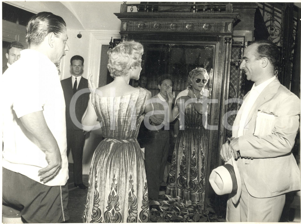 1953 SPOTORNO Martine CAROL con il regista Alberto LATTUADA - Foto 24x18 cm 1953Fotografia vintage rara d'epoca.Timbro archivio Publifoto Genova al verso.FORMATO: 24x18 cm CONDIZIONI: FAIR (increspature al lato destro e lievi difetti di stampa)ICHARTA mette in vendita le stampe vintage della collezione Publifoto Genova, per la maggior parte inedita o in tiratura di pochi esemplari. Si tratta di un'ottima opportunit&agrave; di investimento per i collezionisti di fotografie d'epoca.    originale e autentica 1