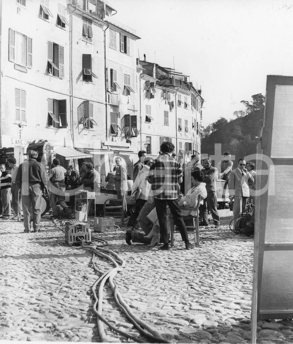 1954 PORTOFINO Ava GARDNER sul set del film "La contessa scalza" - Foto 18x20 cm 1954Fotografia vintage rara d'epoca.Timbro archivio Publifoto Genova al verso.FORMATO: 18x20 cm CONDIZIONI: FAIR (minime increspature e difetti di stampa)ICHARTA mette in vendita le stampe vintage della collezione Publifoto Genova, per la maggior parte inedita o in tiratura di pochi esemplari. Si tratta di un'ottima opportunit&agrave; di investimento per i collezionisti di fotografie d'epoca.    originale e autentica 1