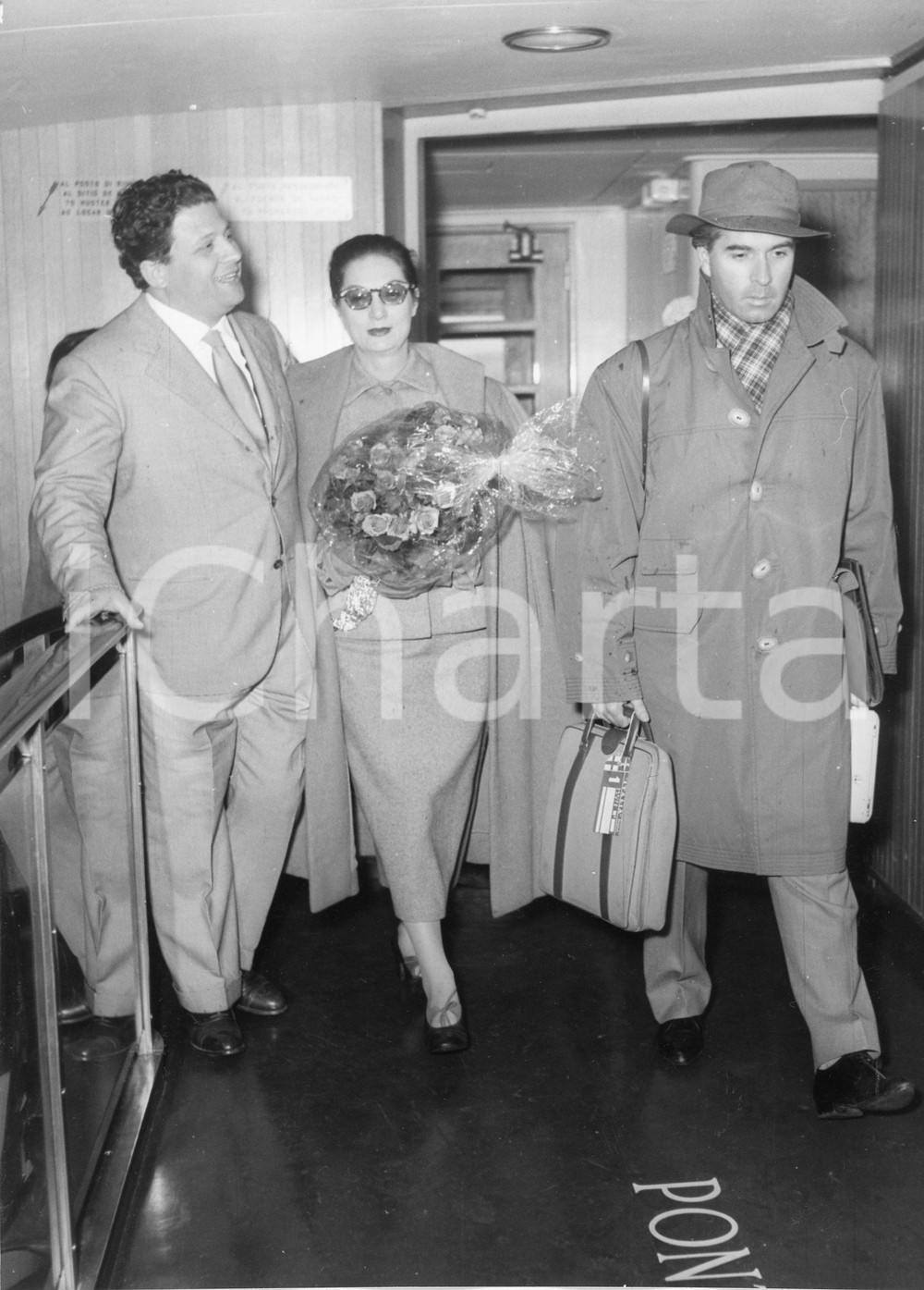 1954 GENOVA M/N Augustus - Giorgio STREHLER parte con il Piccolo Teatro - Foto 1954Fotografia vintage rara d'epoca.Timbro archivio Publifoto Genova al verso.FORMATO: 18x24 cm CONDIZIONI: G (piccoli difetti di stampa)ICHARTA mette in vendita le stampe vintage della collezione Publifoto Genova, per la maggior parte inedita o in tiratura di pochi esemplari. Si tratta di un'ottima opportunit&agrave; di investimento per i collezionisti di fotografie d'epoca.    originale e autentica 1