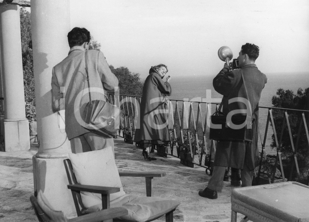 1954 PORTOFINO Valentina CORTESE sul set del film "La contessa scalza" (1) Foto 1954Fotografia vintage rara d'epoca.Timbro archivio Publifoto Genova al verso.FORMATO: 24x18 cm CONDIZIONI: FAIR (increspature marginali e piccoli difetti di stampa)ICHARTA mette in vendita le stampe vintage della collezione Publifoto Genova, per la maggior parte inedita o in tiratura di pochi esemplari. Si tratta di un'ottima opportunit&agrave; di investimento per i collezionisti di fotografie d'epoca.    originale e autentica 1