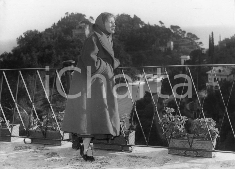 1954 PORTOFINO Valentina CORTESE sul set del film "La contessa scalza" (2) Foto 1954Fotografia vintage rara d'epoca.Timbro archivio Publifoto Genova al verso.FORMATO: 24x18 cm CONDIZIONI: FAIR (increspature marginali e piccoli difetti di stampa)ICHARTA mette in vendita le stampe vintage della collezione Publifoto Genova, per la maggior parte inedita o in tiratura di pochi esemplari. Si tratta di un'ottima opportunit&agrave; di investimento per i collezionisti di fotografie d'epoca.    originale e autentica 1