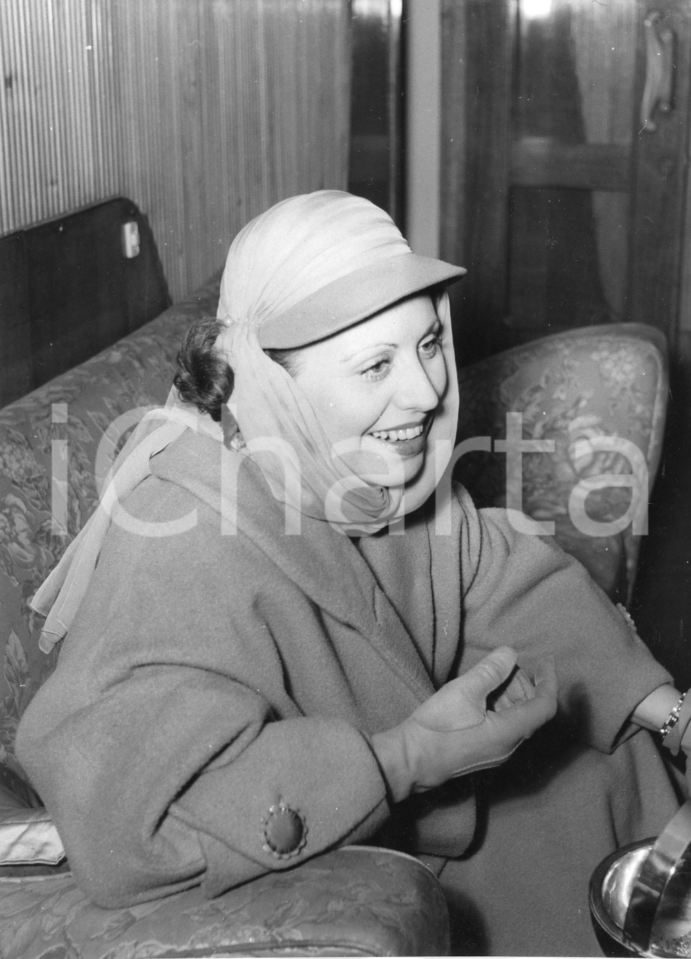 1953 GENOVA Soprano Margherita CAROSIO in partenza per la Spagna (1) Foto 18x24 cm 1953Fotografia vintage rara d'epoca.Timbro archivio Publifoto Genova al verso.FORMATO: 18x24 cm CONDIZIONI: G (minimi difetti di stampa)ICHARTA mette in vendita le stampe vintage della collezione Publifoto Genova, per la maggior parte inedita o in tiratura di pochi esemplari. Si tratta di un'ottima opportunit&agrave; di investimento per i collezionisti di fotografie d'epoca.    originale e autentica 1