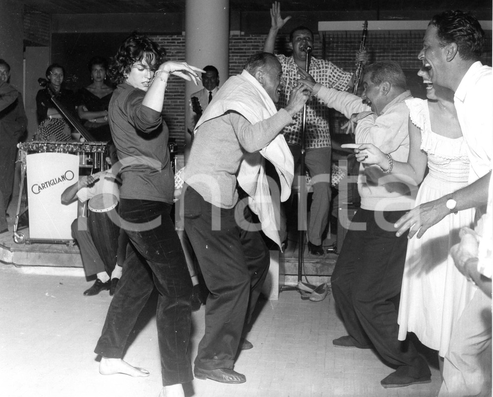 1952 SANTA MARGHERITA LIGURE Serata danzante al "Barracuda" (2) Foto 21x18 cm 1952Fotografia vintage rara d'epoca.Timbro archivio Publifoto Genova al verso.FORMATO: 21x18 cm CONDIZIONI: FAIR (lievi increspature e minimi difetti di stampa)ICHARTA mette in vendita le stampe vintage della collezione Publifoto Genova, per la maggior parte inedita o in tiratura di pochi esemplari. Si tratta di un'ottima opportunit&agrave; di investimento per i collezionisti di fotografie d'epoca.    originale e autentica 1