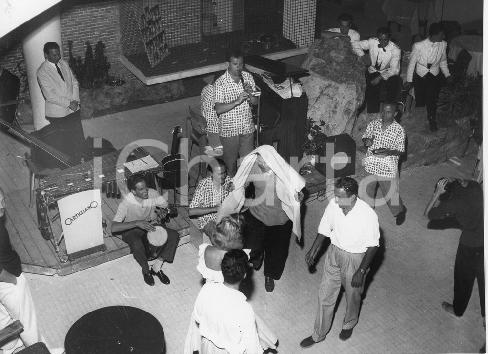 1952 SANTA MARGHERITA LIGURE Serata danzante al "Barracuda" (3) Foto 24x18 cm 1952Fotografia vintage rara d'epoca.Timbro archivio Publifoto Genova al verso.FORMATO: 24x18 cm CONDIZIONI: FAIR (lievi increspature e minimi difetti di stampa)ICHARTA mette in vendita le stampe vintage della collezione Publifoto Genova, per la maggior parte inedita o in tiratura di pochi esemplari. Si tratta di un'ottima opportunit&agrave; di investimento per i collezionisti di fotografie d'epoca.    originale e autentica 1