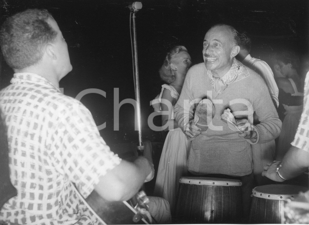 1952 SANTA MARGHERITA LIGURE Serata danzante al "Barracuda" (4) Foto 24x18 cm 1952Fotografia vintage rara d'epoca.Timbro archivio Publifoto Genova al verso.FORMATO: 24x18 cm CONDIZIONI: FAIR (lievi increspature e minimi difetti di stampa)ICHARTA mette in vendita le stampe vintage della collezione Publifoto Genova, per la maggior parte inedita o in tiratura di pochi esemplari. Si tratta di un'ottima opportunit&agrave; di investimento per i collezionisti di fotografie d'epoca.    originale e autentica 1