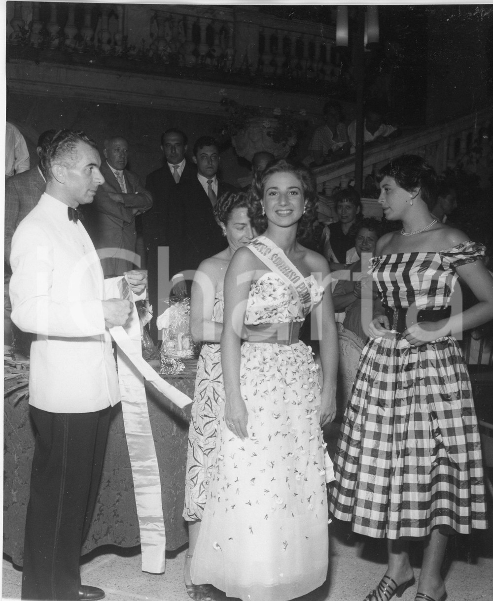 1952 SANTA MARGHERITA LIGURE Hotel Imperiale - Concorso di bellezza (1) Foto 1952Fotografia vintage rara d'epoca, scattata in occasione dell'elezione di Miss Provincia Genova e Miss Sorriso.Timbro archivio Publifoto Genova al verso.FORMATO: 18x20 cm CONDIZIONI: G (minimi difetti di stampa)ICHARTA mette in vendita le stampe vintage della collezione Publifoto Genova, per la maggior parte inedita o in tiratura di pochi esemplari. Si tratta di un'ottima opportunit&agrave; di investimento per i collezionisti di fotografie d'epoca.    originale e autentica 1