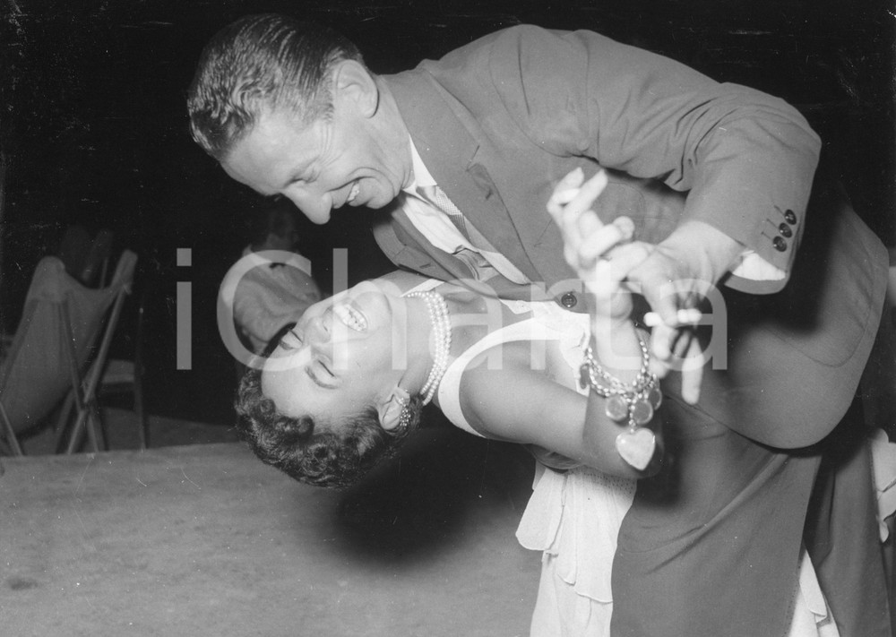 1952 SANTA MARGHERITA LIGURE Serata danzante - "Barracuda d'oro" (2) Foto 24x18 1952Fotografia vintage rara d'epoca.Timbro archivio Publifoto Genova al verso.FORMATO: 24x18 cm CONDIZIONI: G (minimi difetti di stampa)ICHARTA mette in vendita le stampe vintage della collezione Publifoto Genova, per la maggior parte inedita o in tiratura di pochi esemplari. Si tratta di un'ottima opportunit&agrave; di investimento per i collezionisti di fotografie d'epoca.    originale e autentica 1