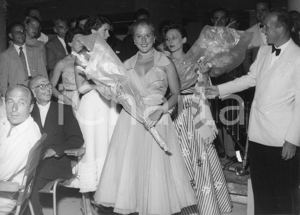 1952 SANTA MARGHERITA LIGURE Serata danzante - "Barracuda d'oro" (11) Foto 24x18 1952Fotografia vintage rara d'epoca.Timbro archivio Publifoto Genova al verso.FORMATO: 24x18 cm CONDIZIONI: FAIR (lievi increspature marginali e minimi difetti di stampa)ICHARTA mette in vendita le stampe vintage della collezione Publifoto Genova, per la maggior parte inedita o in tiratura di pochi esemplari. Si tratta di un'ottima opportunit&agrave; di investimento per i collezionisti di fotografie d'epoca.    originale e autentica 1