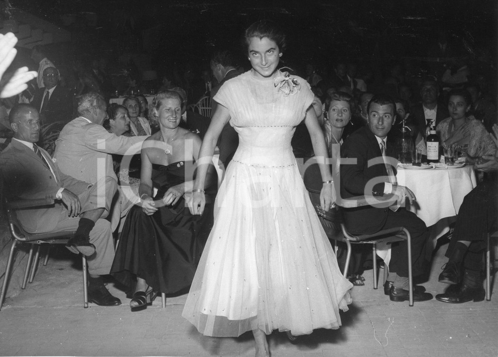 1952 SANTA MARGHERITA LIGURE Serata danzante - "Barracuda d'oro" (3) Foto 24x18 1952Fotografia vintage rara d'epoca.Timbro archivio Publifoto Genova al verso.FORMATO: 24x18 cm CONDIZIONI: FAIR (difetti di stampa)ICHARTA mette in vendita le stampe vintage della collezione Publifoto Genova, per la maggior parte inedita o in tiratura di pochi esemplari. Si tratta di un'ottima opportunit&agrave; di investimento per i collezionisti di fotografie d'epoca.    originale e autentica 1