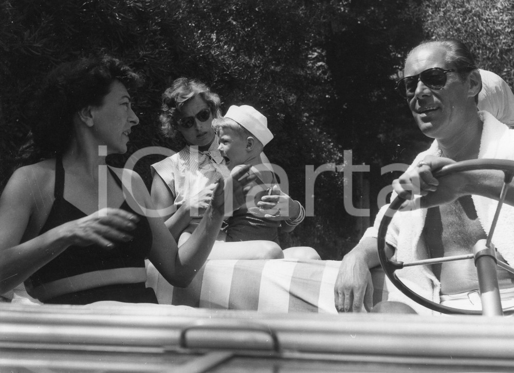 1952 PORTOFINO Ingrid BERGMAN con il il figlio Robertino e Rex HARRISON - Foto 1952Fotografia originale d'epoca.L'attrice &egrave; ritratta con il figlio Robertino Rossellini, su una imbarcazione guidata da Rex Harrison.Timbro archivio Publifoto Genova al verso.FORMATO: 24x18 cm CONDIZIONI: FAIR (lievi increspature marginali e minimi difetti di stampa)ICHARTA mette in vendita le stampe vintage della collezione Publifoto Genova, per la maggior parte inedita o in tiratura di pochi esemplari. Si tratta di un'ottima opportunit&agrave; di investimento per i collezionisti di fotografie d'epoca.    originale e autentica 1