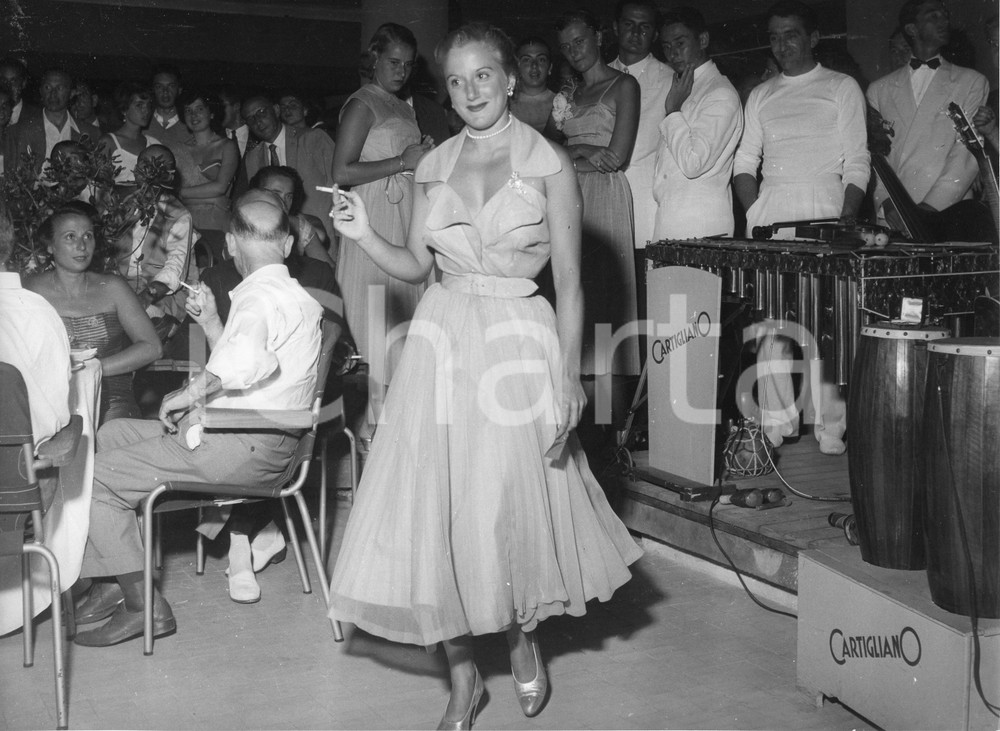 1952 SANTA MARGHERITA LIGURE Serata danzante - "Barracuda d'oro" (4) Foto 24x18 1952Fotografia vintage rara d'epoca.Timbro archivio Publifoto Genova al verso.FORMATO: 24x18 cm CONDIZIONI: FAIR (difetti di stampa)ICHARTA mette in vendita le stampe vintage della collezione Publifoto Genova, per la maggior parte inedita o in tiratura di pochi esemplari. Si tratta di un'ottima opportunit&agrave; di investimento per i collezionisti di fotografie d'epoca.    originale e autentica 1