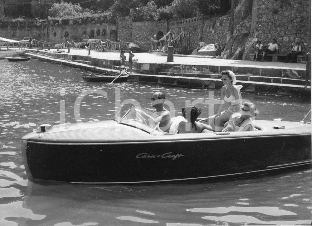 1952 PORTOFINO Ingrid BERGMAN in barca con il il figlio Robertino e Rex HARRISON 1952Fotografia originale d'epoca.L'attrice &egrave; ritratta con il figlio Robertino Rossellini, su una imbarcazione guidata da Rex Harrison.Timbro archivio Publifoto Genova al verso.FORMATO: 24x18 cm CONDIZIONI: FAIR (lievi increspature marginali e minimi difetti di stampa)ICHARTA mette in vendita le stampe vintage della collezione Publifoto Genova, per la maggior parte inedita o in tiratura di pochi esemplari. Si tratta di un'ottima opportunit&agrave; di investimento per i collezionisti di fotografie d'epoca.    originale e autentica 1