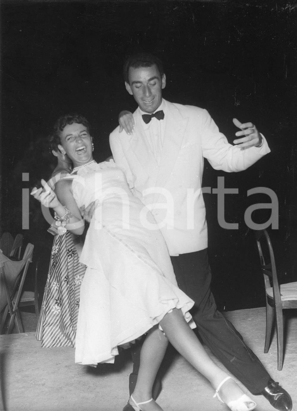 1952 SANTA MARGHERITA LIGURE Serata danzante - "Barracuda d'oro" (5) Foto 18x24 1952Fotografia vintage rara d'epoca.Timbro archivio Publifoto Genova al verso.FORMATO: 18x24 cm CONDIZIONI: G (minimi difetti di stampa)ICHARTA mette in vendita le stampe vintage della collezione Publifoto Genova, per la maggior parte inedita o in tiratura di pochi esemplari. Si tratta di un'ottima opportunit&agrave; di investimento per i collezionisti di fotografie d'epoca.    originale e autentica 1
