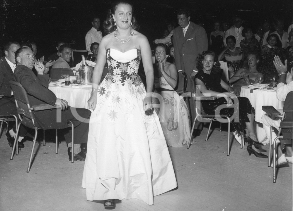 1952 SANTA MARGHERITA LIGURE Serata danzante - "Barracuda d'oro" (6) Foto 24x18 1952Fotografia vintage rara d'epoca.Timbro archivio Publifoto Genova al verso.FORMATO: 24x18 cm CONDIZIONI: G (minimi difetti di stampa)ICHARTA mette in vendita le stampe vintage della collezione Publifoto Genova, per la maggior parte inedita o in tiratura di pochi esemplari. Si tratta di un'ottima opportunit&agrave; di investimento per i collezionisti di fotografie d'epoca.    originale e autentica 1
